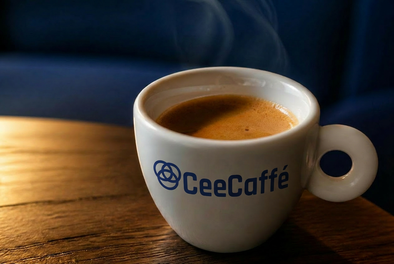 Filiżanka espresso na drewnianym stole